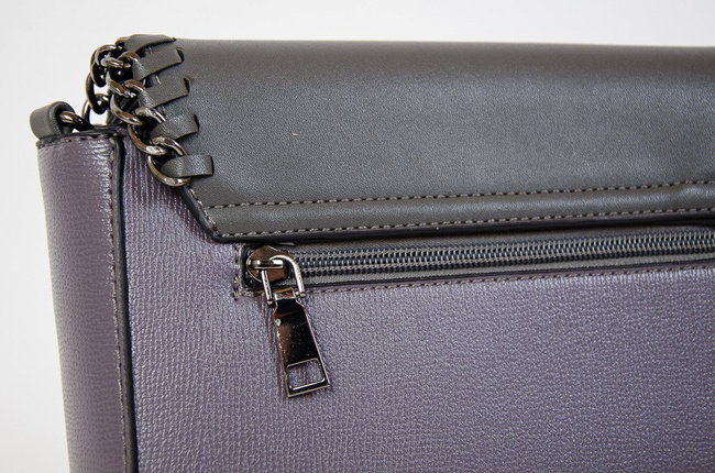 Szara mała torebka z klapką plecioną łańcuszkiem