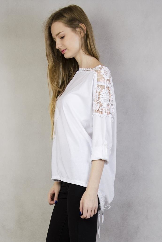 Biała, asymetryczna bluzka z ozdobnym haftem na ramionach