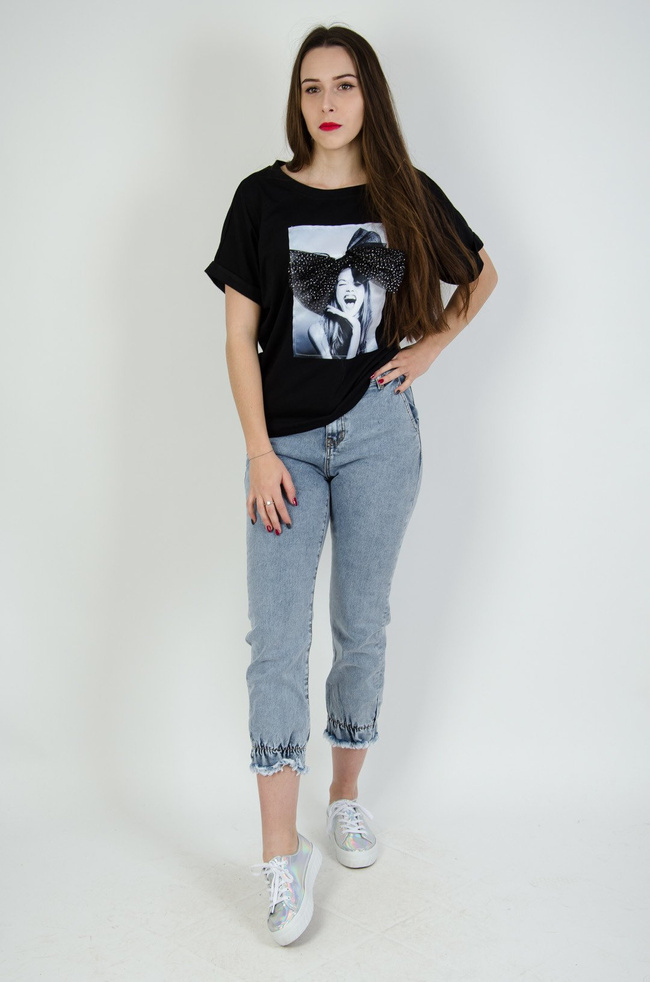 Czarna bluzka z motywem kobiety oraz kokardą