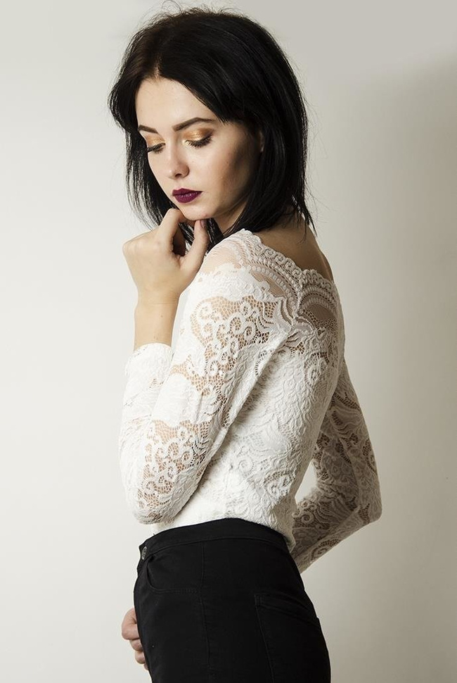 Koronkowe, białe body z szerokim dekoltem