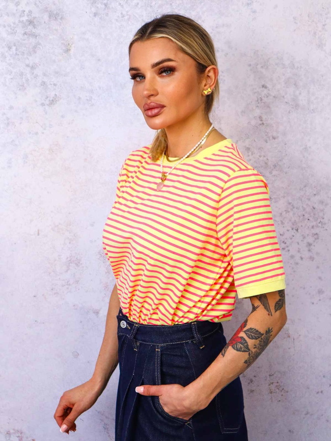 T-SHIRT OVERSIZE W PASKI- ŻÓŁTO-RÓŻOWY