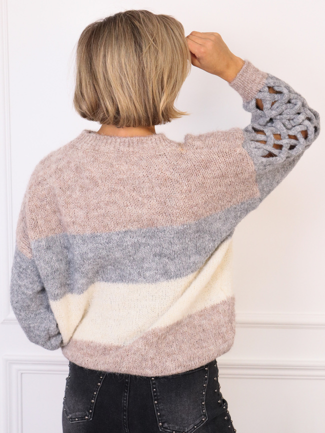 SWETER W PASY Z PLECIONYMI RĘKAWAMI- BRĄZOWY