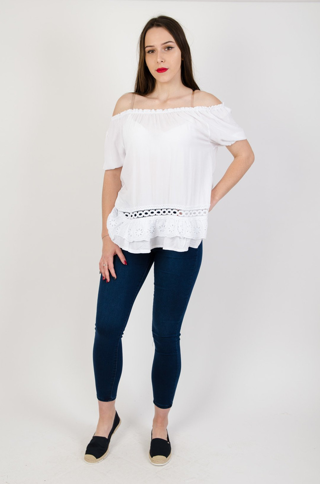Biała bluzka z ażurowym wykończeniem + wisiorek