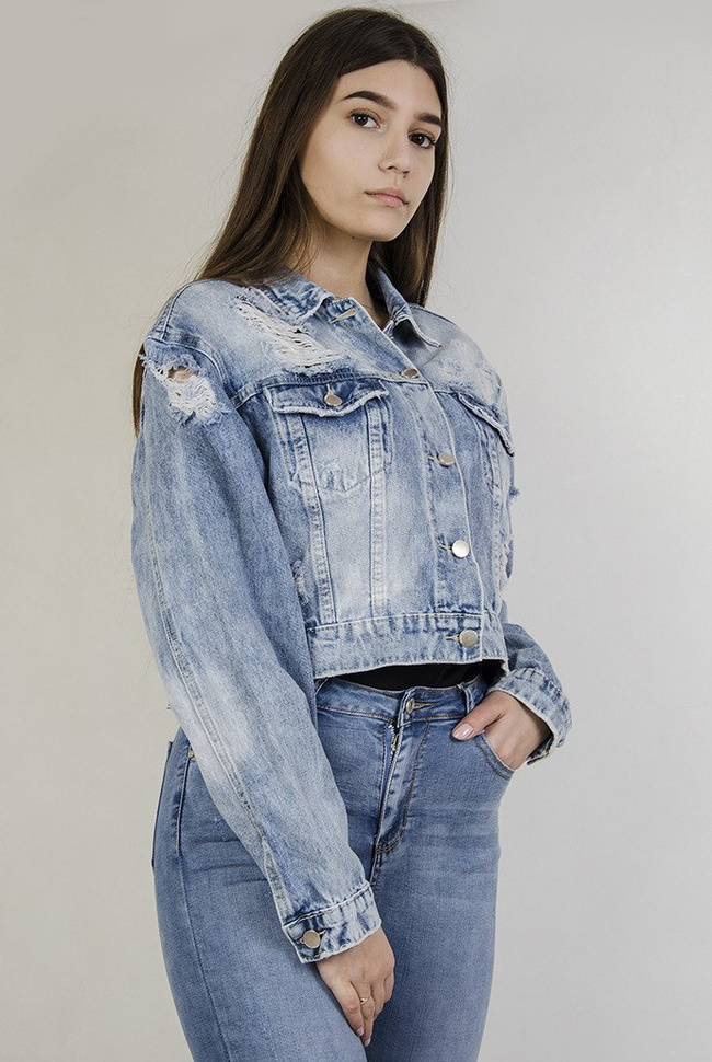 Kurtka jeansowa krótka z przetarciami oraz szarpaniami