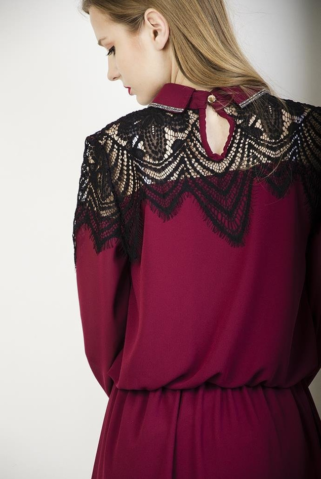 Bordowa szyfonowa sukienka ze zdobieniem i kołnierzykiem