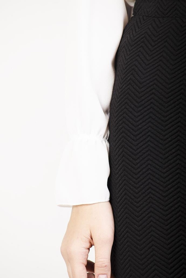 Ołówkowa czarna spódnica w jodełkę