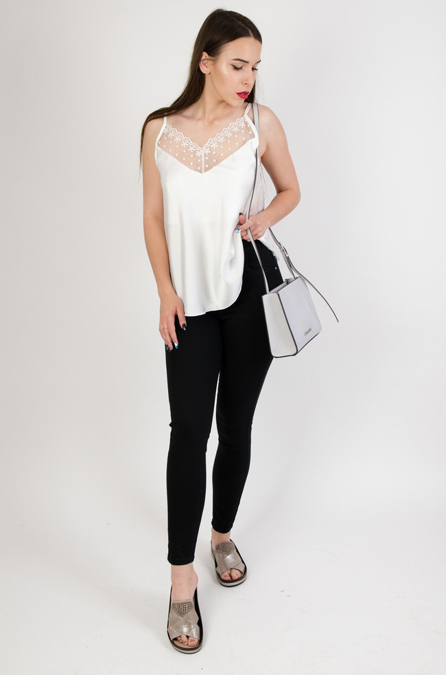 Biała satynowa bluzka na ramiączka z koronką