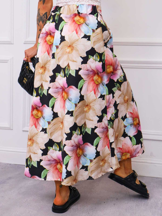 SPÓDNICA MIDI W KWIATY- CZARNA