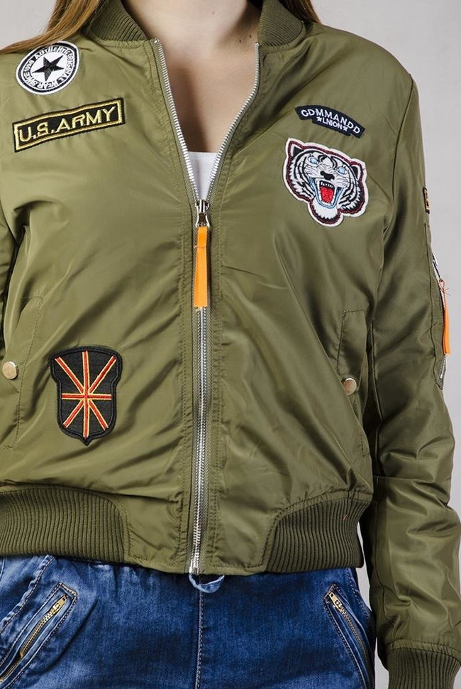 Khaki kurtka z naszywkami typu bomber