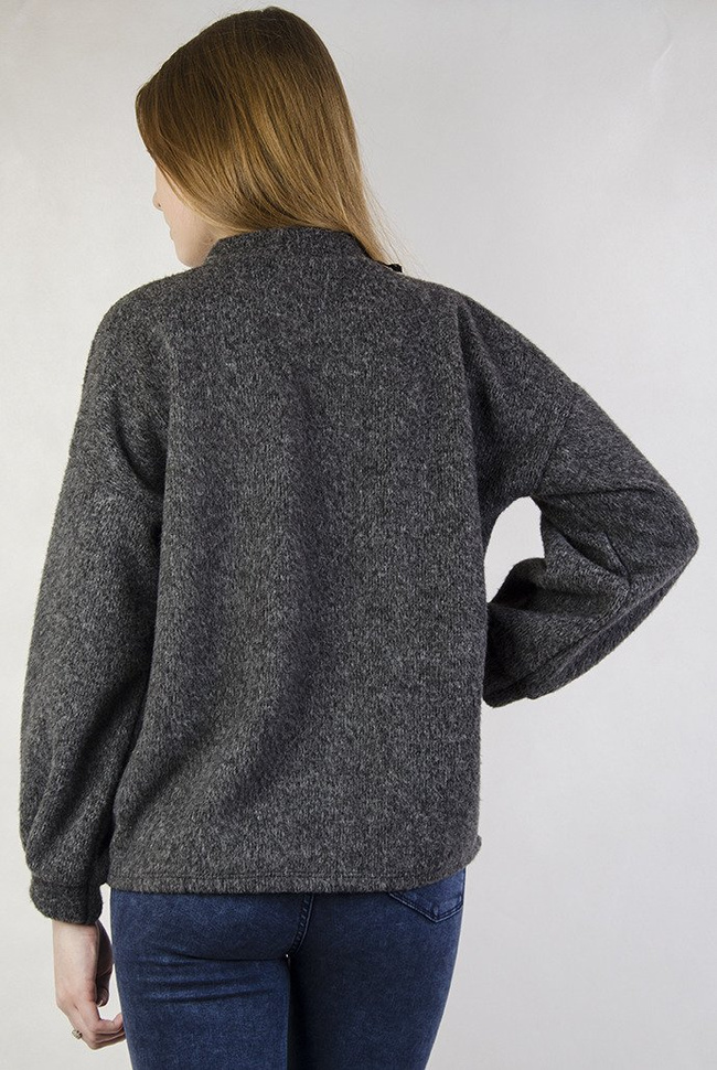 Ciemnoszary sweterek z perełkami przy szyi oraz bufiastymi rękawami