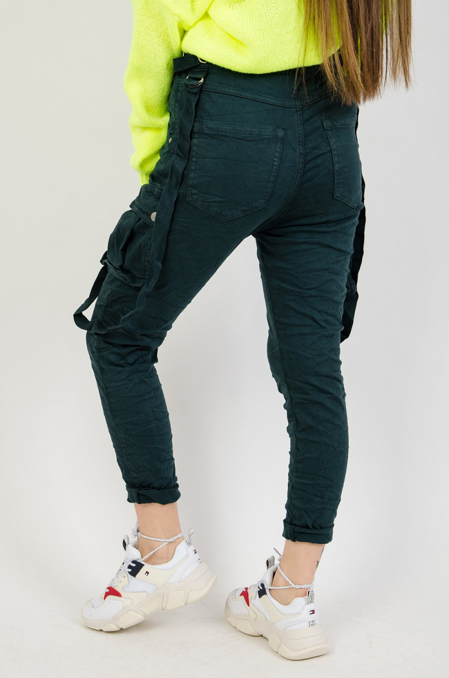 Zielone joggery z kieszeniami oraz szelkami.