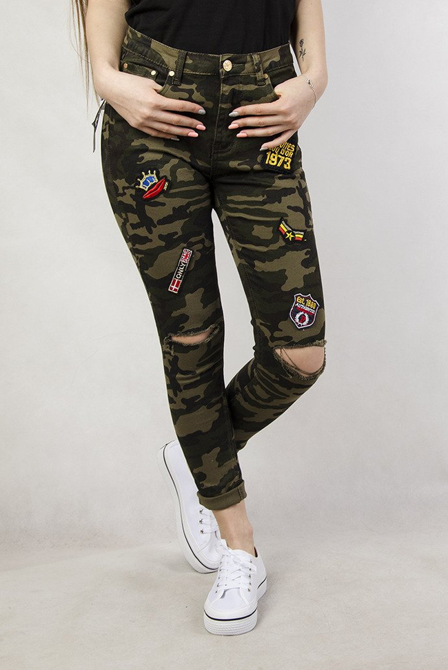 Spodnie moro z naszywkami