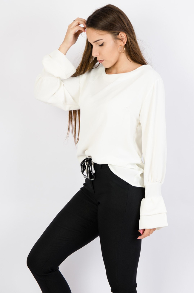 Biała bluzka z falbankami na rękawach