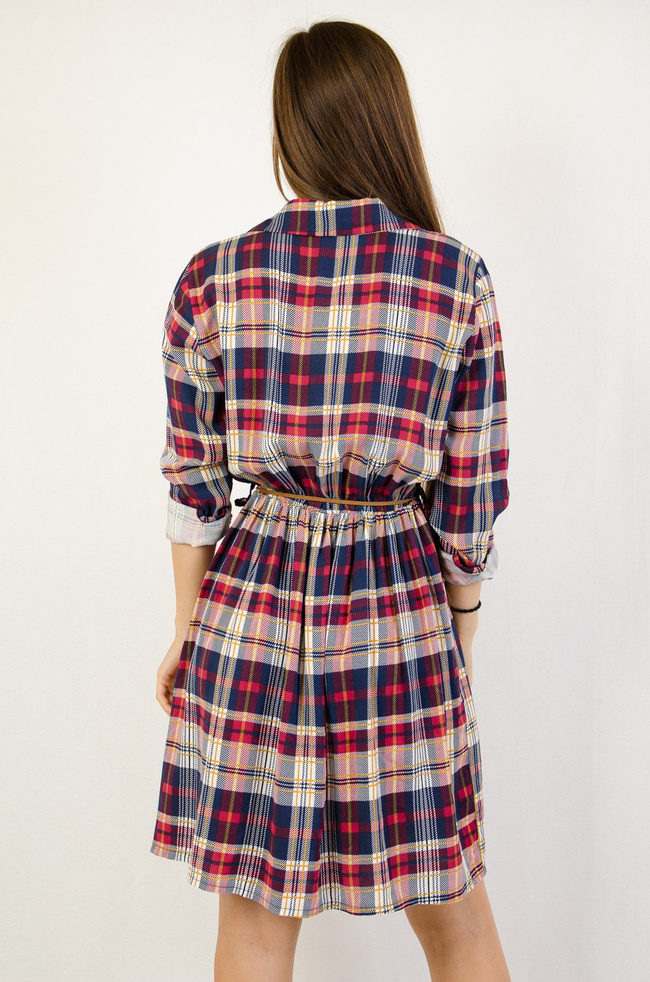 Koszulowa sukienka w kratę z gumką w pasie