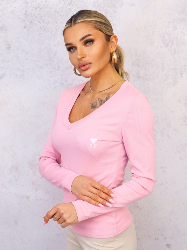 BLUZKA PRĄŻKOWANA Z DEKOLTEM W SZPIC I OZDOBNĄ APLIKACJĄ- RÓŻOWA