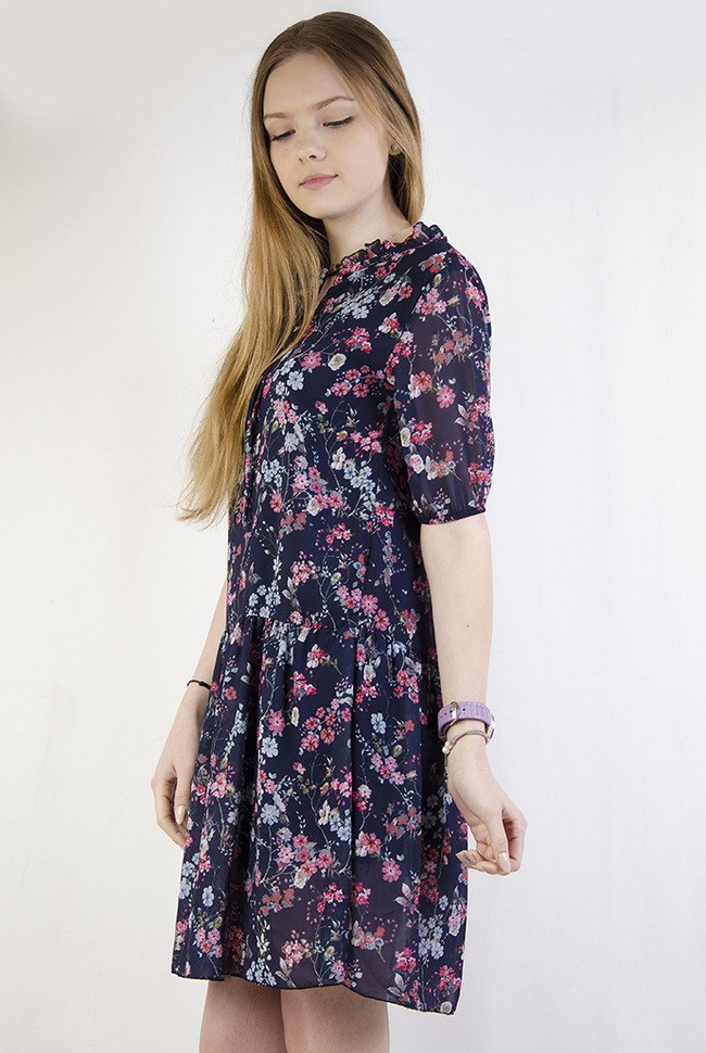 Zwiewna granatowa sukienka w kwiaty z wiązaniem przy szyi 