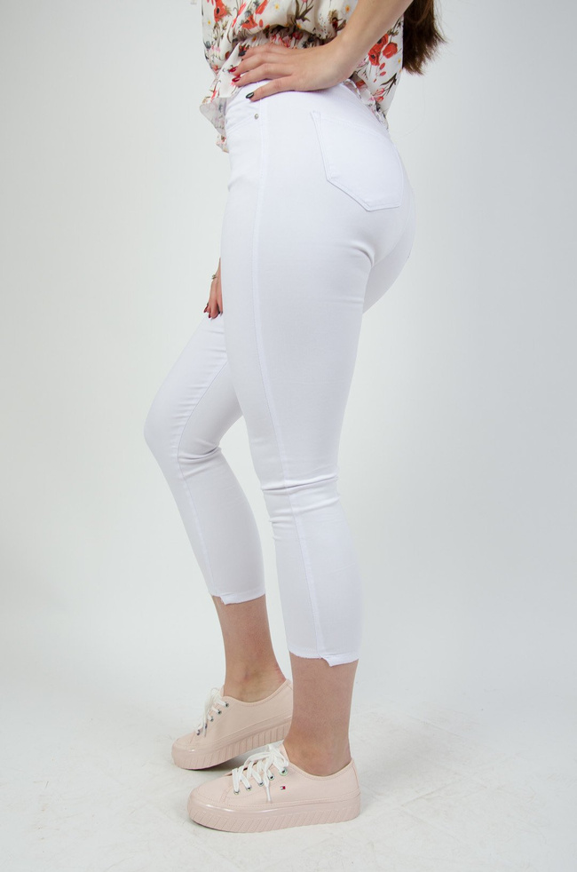 Białe wyszczuplające  spodnie z asymetryczną nogawką 