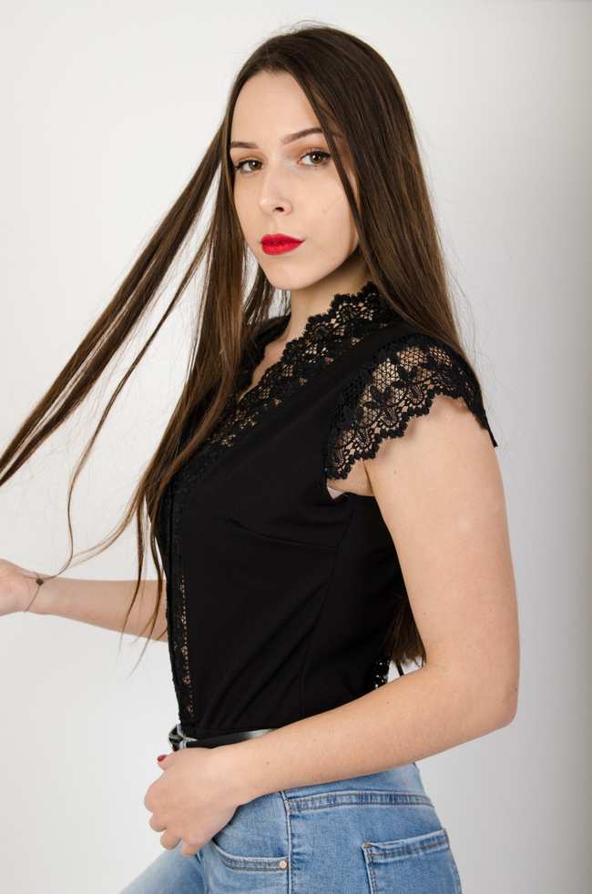 Czarne body z wstawkami z koronki