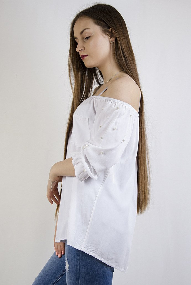 Biała bluzka z hiszpańskim dekoltem i koralikami