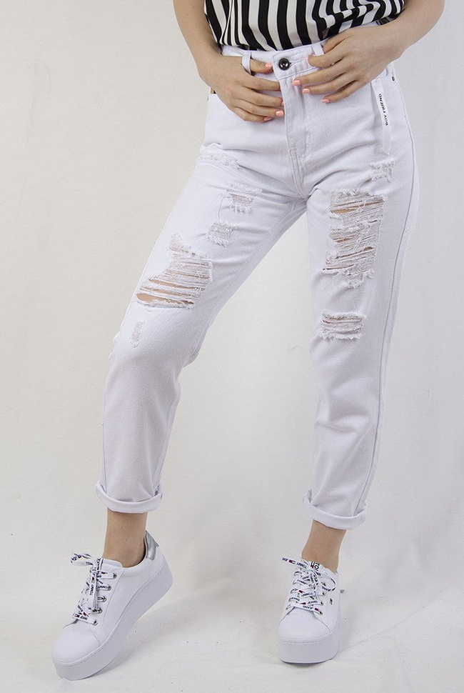 Białe spodnie boyfriend z szarpaniami przy nogawce