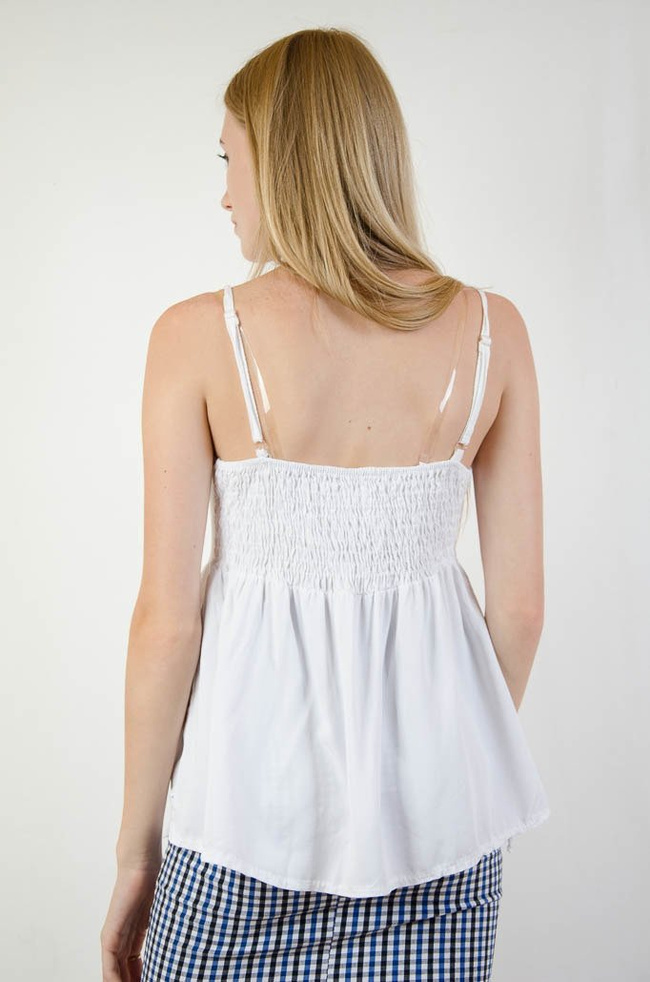 Biała bluzka na ramiączka z ażurowymi wstawkami, zapinana na guziki