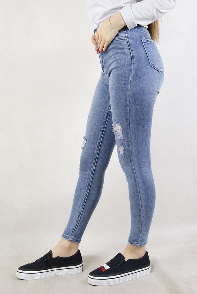 Jasne spodnie jeansowe z przetarciami