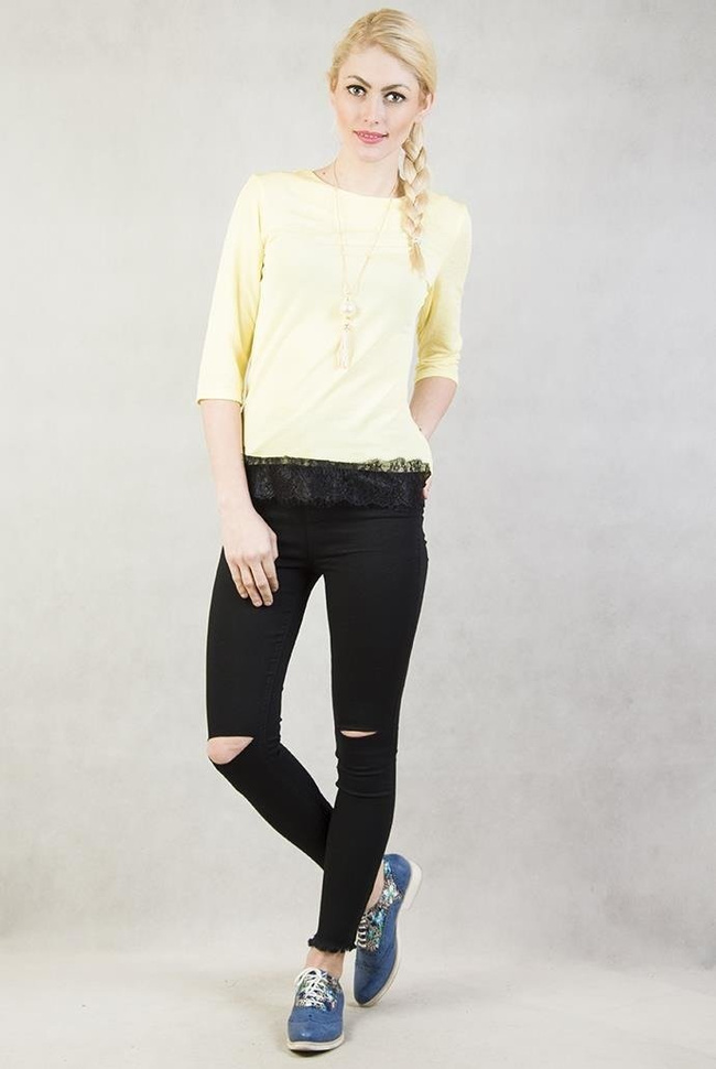 Żółta bluzka z koronką i wisiorkiem