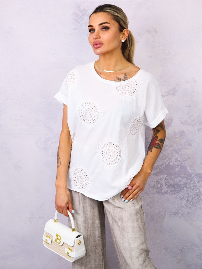 BLUZKA Z HAFTOWANYM WZOREM ZDOBIONA CEKINAMI- BIAŁA