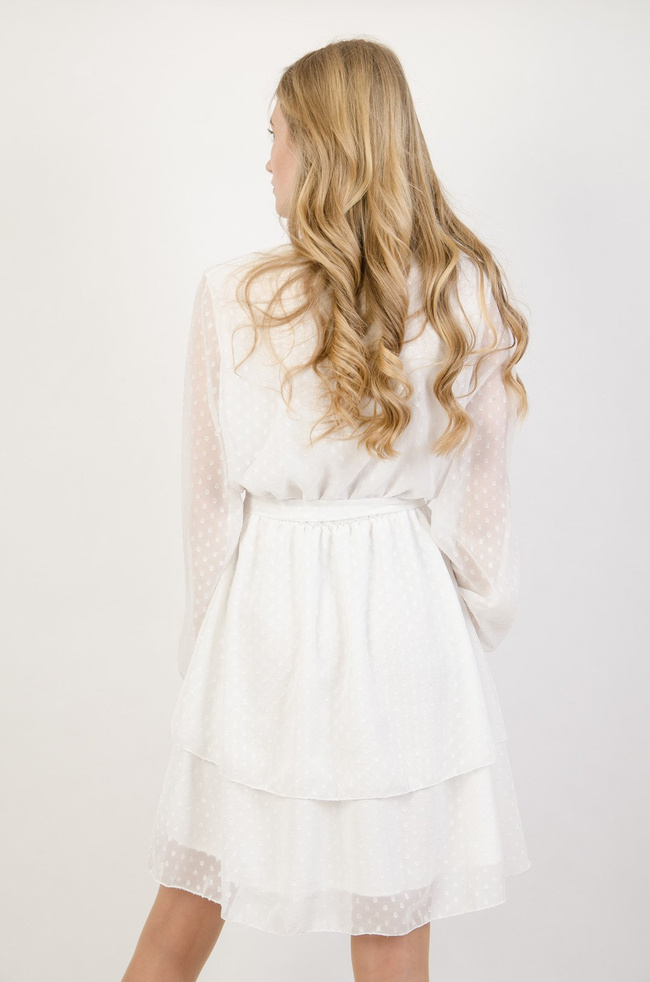 Biała szyfonowa sukienka wiązana w pasie