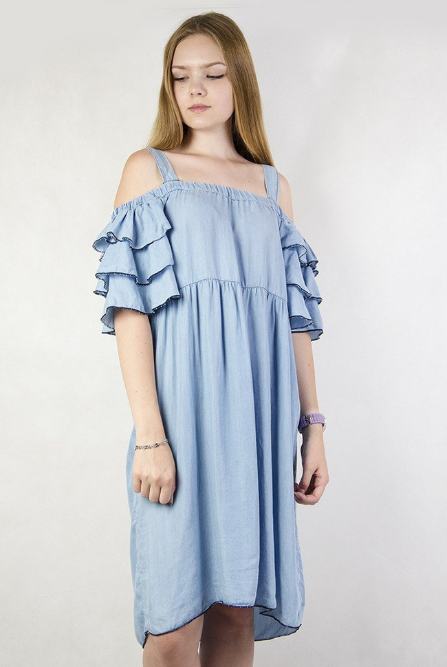 Jasnoniebieska sukienka z falbanami, na ramiączka