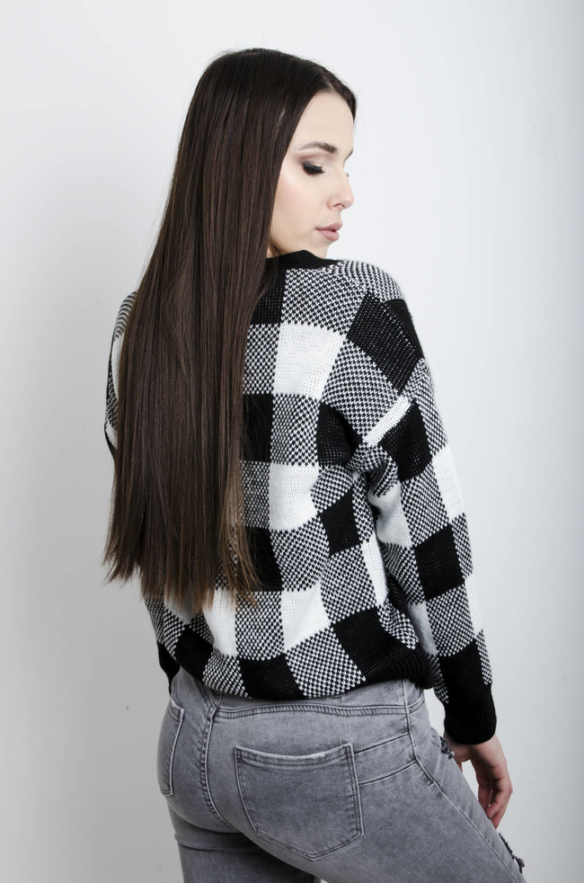 SWETER CZARNY W SZACHOWNICĘ