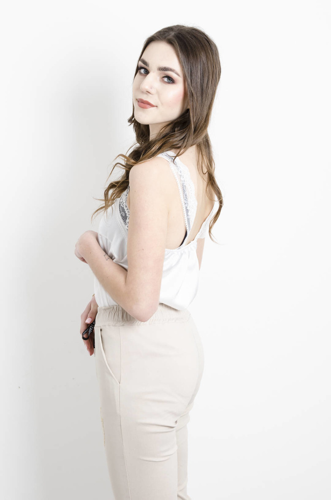 SATYNOWY TOP NA RAMIACZKACH WYKOŃCZONY KORONKĄ - BIAŁY