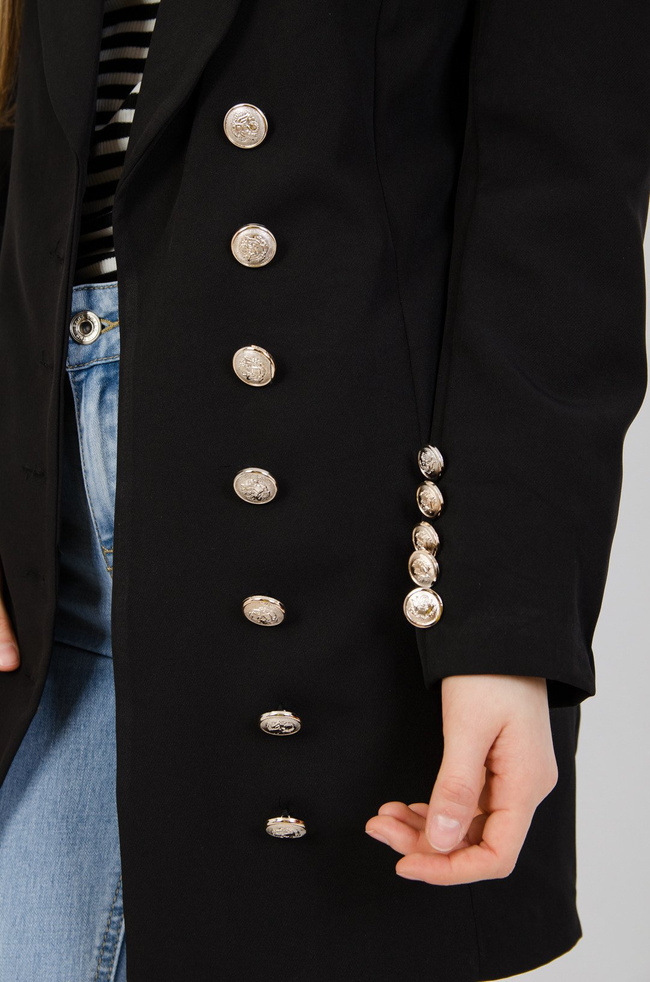 Czarna długa marynarka ze złotymi guzikami