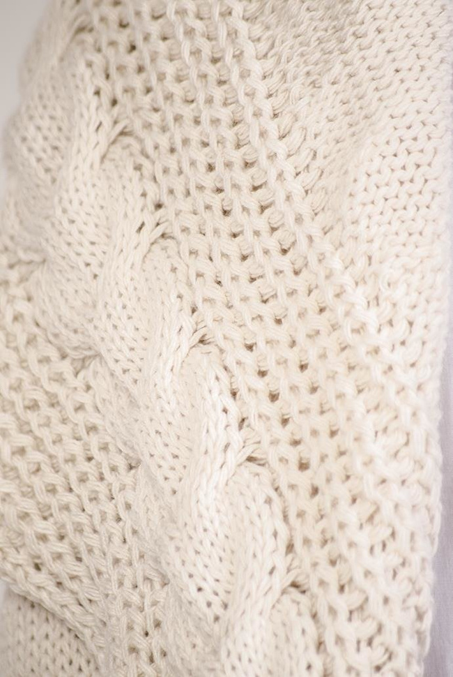 Gruby beżowy sweter typu kardigan z pięknymi wzorami