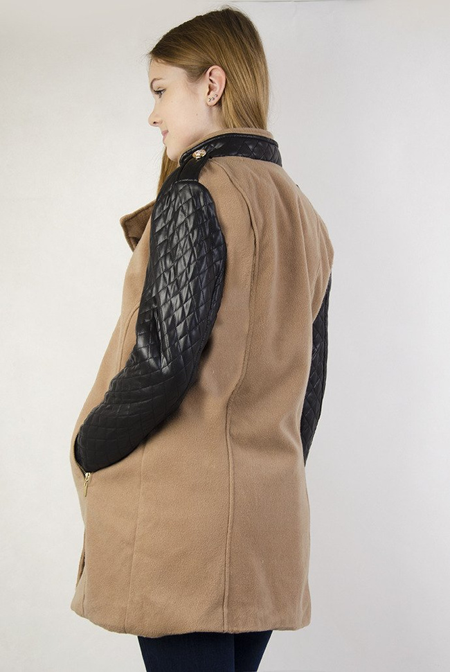 Brązowy płaszcz ze skórzanymi rękawami