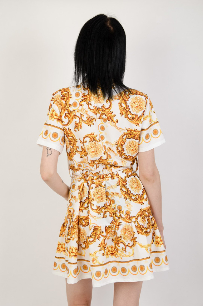 Biała sukienka z kołnierzem w złote wzory