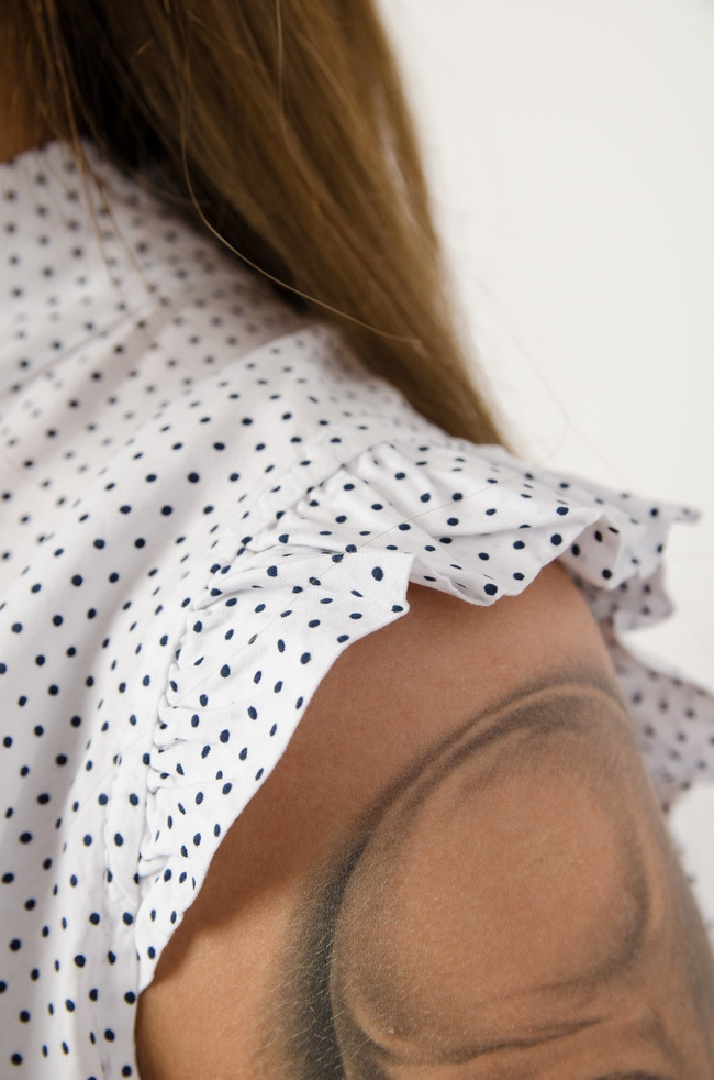 Biała bluzka w kropeczki