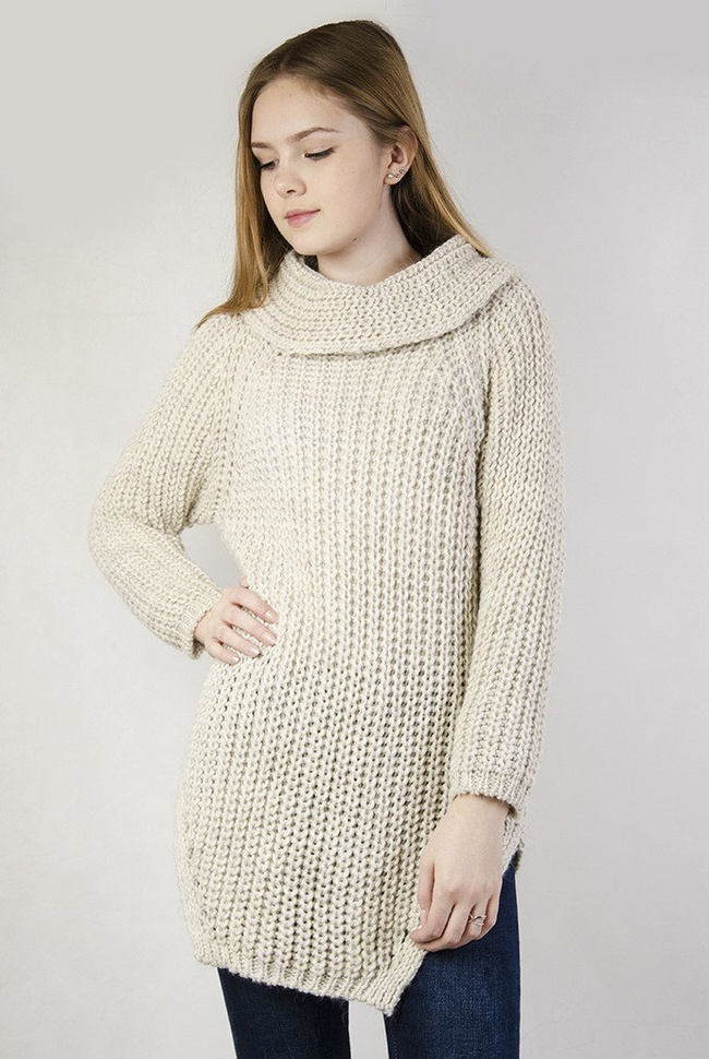 Beżowy sweter z luźnym golfem z rozcięciami po bokach