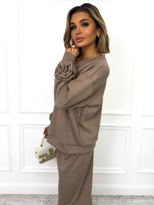 KOMPLET DRESOWY MASEŁKOWY BLUZA Z KWIATAMI NA RĘKAWACH+ SPODNIE Z SZEROKĄ NOGAWKĄ- FANGO