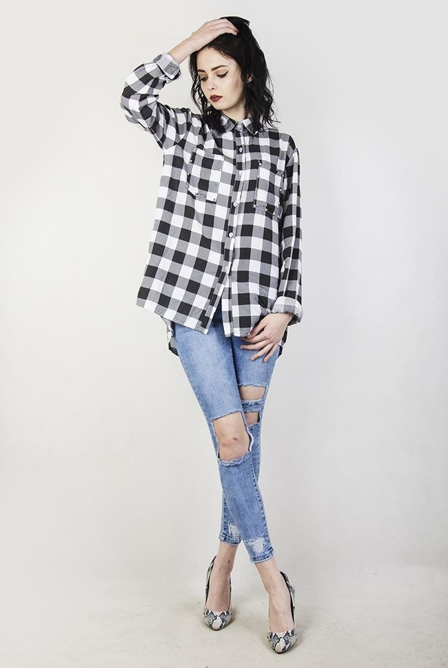Asymetryczna czarno-biała koszula w kratę