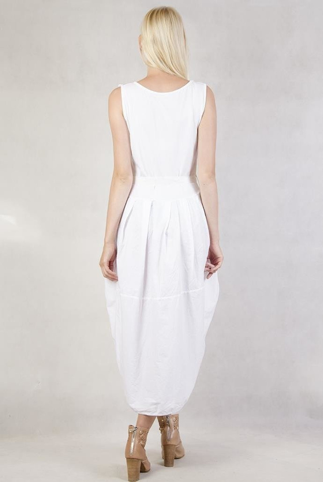 Biała sukienka wiązana w pasie z przedłużanym tyłem