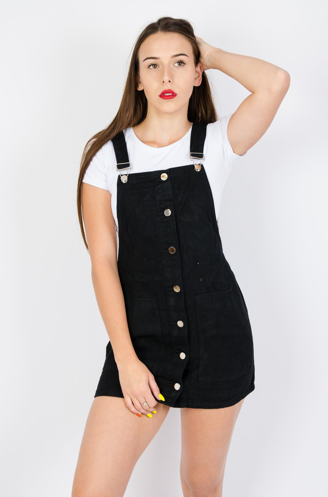 Czarna sukienka ogrodniczka