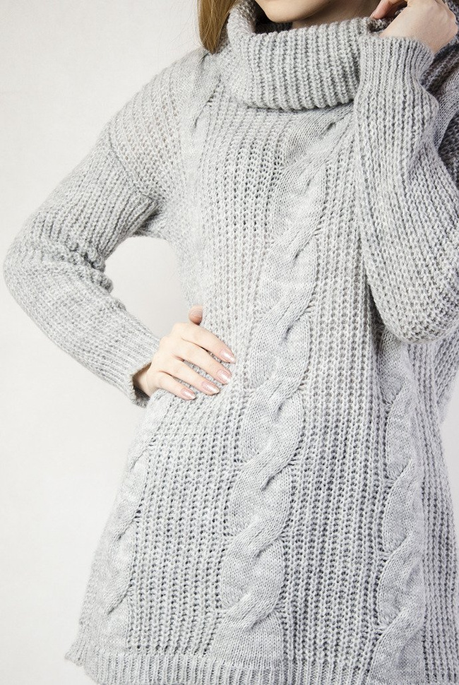 Szary sweter z trzema warkoczami z przodu