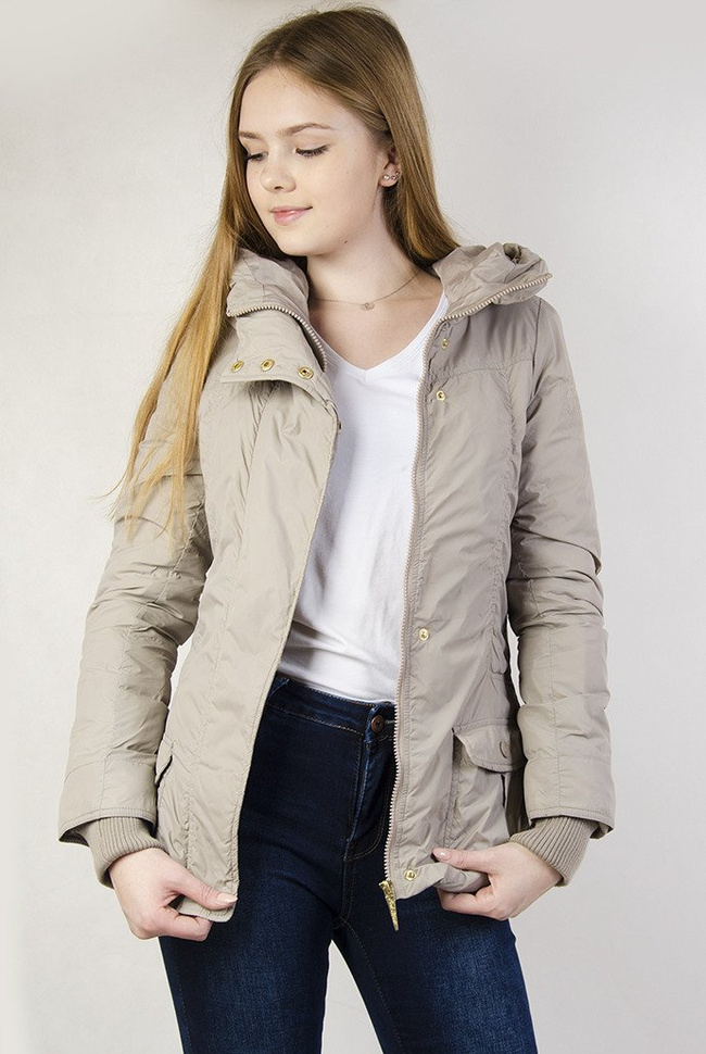 Beżowa kurtka z paskiem w talii