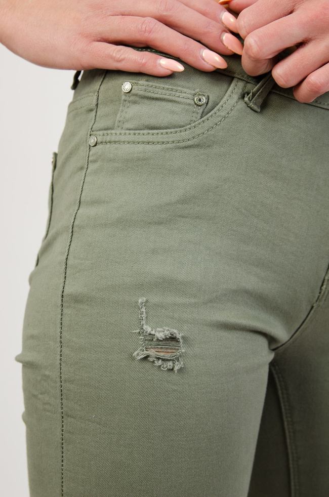 Zielone spodnie z przetarciami