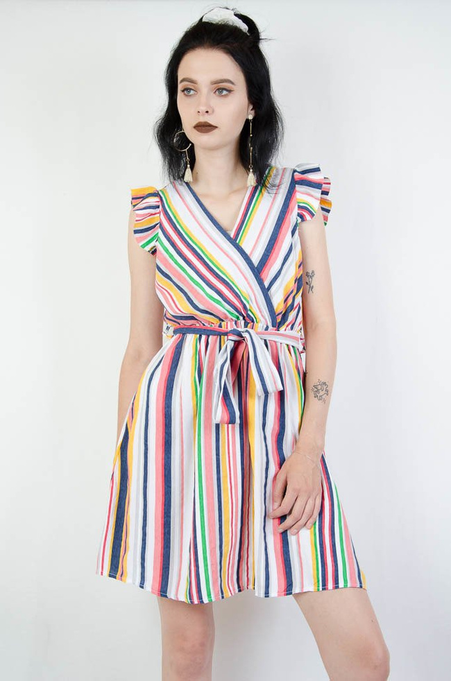 Sukienka w kolorowe paski wiązana po środku