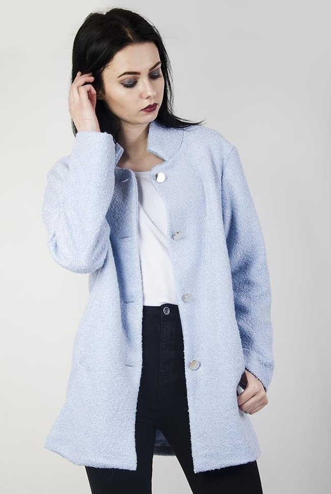 Jasnoniebieski płaszcz zapinany na guziki