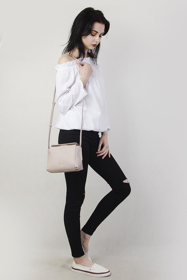 Biała bluzka z szerokim dekoltem i gumką