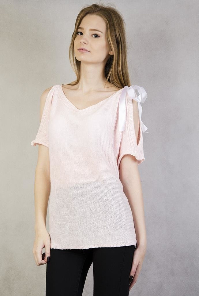 Krótki jasnoróżowy sweter ze wstążką i wycięciem