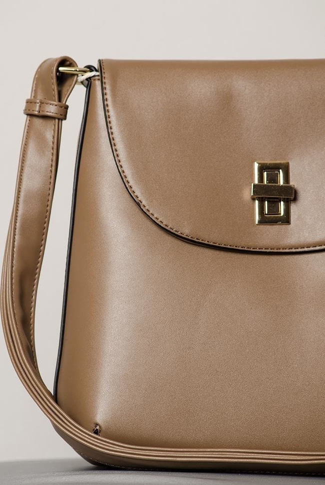 Beżowa torebka na ramię z regulowanym paskiem